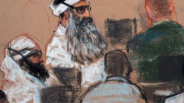 ARCHIVO – En este dibujo de la corte, realizado el lunes 8 de diciembre de 2008 por la artista Janet Hamlin y revisado por el Ejército de Estados Unidos, aparecen Khalid Sheikh Mohammed, centro, y el coacusado, Walid Bin Attash, izquierda, en una sesión previa al juicio en la Base Naval de la Bahía de Guantánamo, Cuba. (AP Foto/Janet Hamlin, Pool, Archivo)