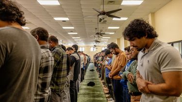 ARCHIVO - Un grupo de personas ora en la Islamic Society of Tulsa, el viernes 13 de febrero de 2026, en Tulsa, Oklahoma. (AP Foto/Brittany Bendabout, archivo)