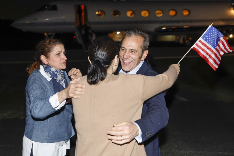 Familiares abrazan a Emad Shargi, quien junto con otros cuatro estadounidenses fue liberado en un canje entre Estados Unidos e Irán, a su arribo a la base aérea militar Davison en Fort Belvoir, Vorginia, martes 19 de setiembre de 2023. (Jonathan Ernst/Pool via AP)