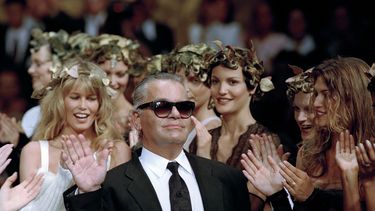 ARCHIVO - El diseñador de moda alemán Karl Lagerfeld agradece el aplauso de sus modelos al final del desfile que diseñó para la casa de moda francesa Chanel, para la colección de alta costura otoño-Invierno 1993-94 en París, el 20 de julio de 1993. El lunes 1 de mayo de 2023, ha llegado y el legado de Lagerfeld se exhibirá en la gala del Met y en la exposición complementaria de la fiesta de recaudación de fondos en el Instituto del Vestido del Museo Metropolitano de Arte. (Foto AP/Lionel Cironneau, archivo)