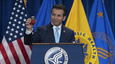 Marty Makary, comisionado de la Administración de Alimentos y Medicamentos (FDA, por sus siglas en inglés), habla en una conferencia de prensa sobre la intención de abandonar paulatinamente el uso de tintes sintéticos a base de petróleo en el suministro de alimentos de Estados Unidos, en el auditorio del edificio Hubert Humphrey en Washington, el martes 22 de abril de 2025. (AP Foto/Jose Luis Magana)