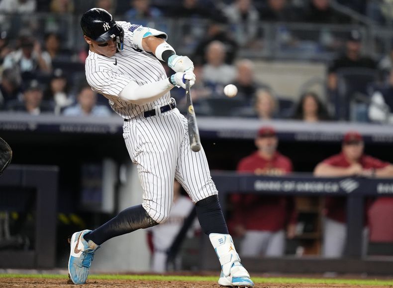 ARCHIVO - Aaron Judge de los Yanquis de Nueva York Aaron Judge batea un jonrón ante los Diamondbacks de Arizona, el 22 de septiembre de 2023. (AP Foto/Frank Franklin II)