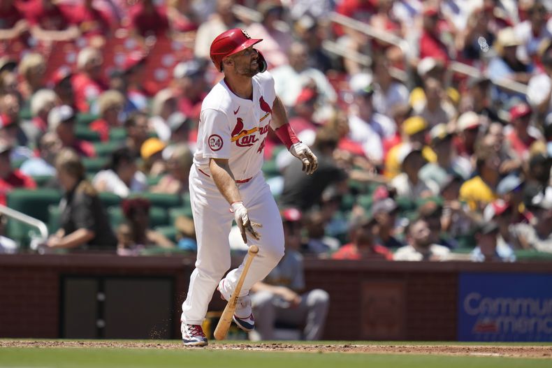 Paul Goldschmidt de los Cardenales de San Luis observa su jonrón de dos carreras en el tercer inning ante los Piratas de Pittsburgh, el jueves 13 de junio de 2024. (AP Foto/Jeff Roberson)