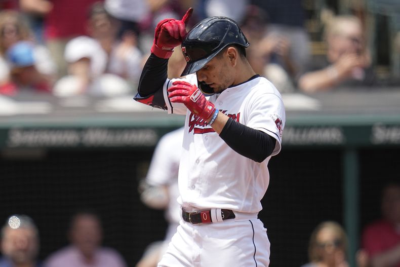 Andrés Giménez de los Guardianes de Cleveland cruza el plato tras conectar un segundo jonrón ante los Astros de Houston, el domingo 11 de junio de 2023, en Cleveland. (AP Foto/Sue Ogrocki)