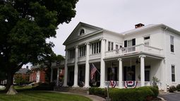 Un edificio que era parte de la Carlisle Indian Industrial School en las Barracas del Ejército de Estados Unidos en Carlisle, Pensilvania, el 10 de junio del 2022. (AP foto/Matt Slocum)