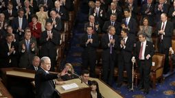 ARCHIVO - El primer ministro israelí Benjamin Netanyahu habla el 3 de marzo de 2015, ante una sesión conjunta del Congreso estadounidense en el Capitolio, en Washington. (AP Foto/J. Scott Applewhite, Archivo)