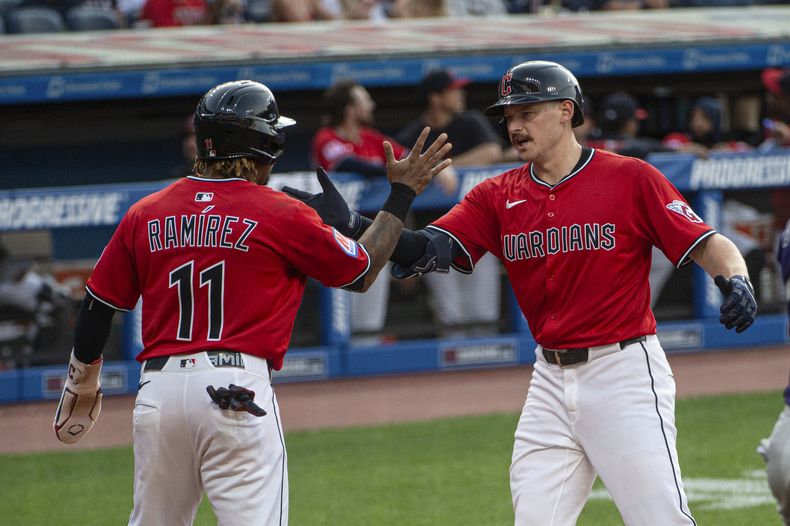 El dominicano de los Guardianes de Cleveland Jose Ramírez felicita a Kyle Manzardo por su jonrón de dos carreras ante los Rockies de Colorado el martes 29 de julio del 2025. (AP Foto/Phil Long)