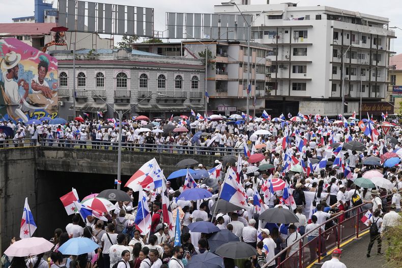 Estudiantes y profesores protestan contra la decisión del gobierno de firmar un memorando de entendimiento sobre cooperación en seguridad con Estados Unidos, que consideran viola la soberanía de su país, en la Ciudad de Panamá, el martes 6 de mayo de 2025. (Foto AP/Matías Delacroix)