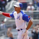 Matt Olson de los Bravos de Atlanta luego de conectar un jonrón de tres carreras ante los Cerveceros de Milwaukee, el domingo 30 de julio de 2023. (AP Foto/Todd Kirkland)
