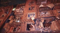 En esta imagen, distribuida por el Servicio de Emergencias de Ucrania, vista de un edificio de apartamentos alcanzado por un misil ruso en Járkiv, Ucrania, el 30 de diciembre de 2023. (Servicio de Emergencias de Ucrania vía AP)