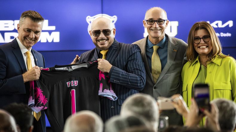 El director atlético de FIU, Scott Carr, de izquierda a derecha, el artista cubano-estadounidense Pitbull, el presidente de FIU, Kenneth Jessell, y la directora de operaciones de South Dade Kia, Lucy Benedetti, en una conferencia de prensa anunciando una asociación deportiva con la Universidad Internacional de Florida en Tamiami Hall en Miami, Florida. el martes agosto 6, 2024. (Sophia Bolivar/Miami Herald via AP)