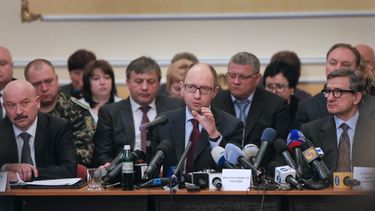 americateve | El primer ministro de Ucrania, Arseniy Yatsenyuk, al centro, hace declaraciones sobre la agitaci&oacute;n en el este del pa&iacute;s durante su reuni&oacute;n con gobernantes regionales en Donetsk, Ucrania, el viernes 11 de abril de 2014. (AP Foto/Efrem L