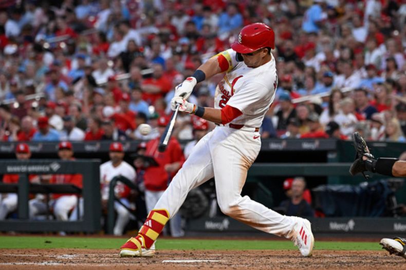 Lars Nootbaar, de los Cardenales de San Luis, conecta un elevado de sacrificio durante la quinta entrada de un partido de béisbol contra los Padres de San Diego, el martes 16 de junio de 2026, en San Luis. (Foto AP/Joe Puetz)
