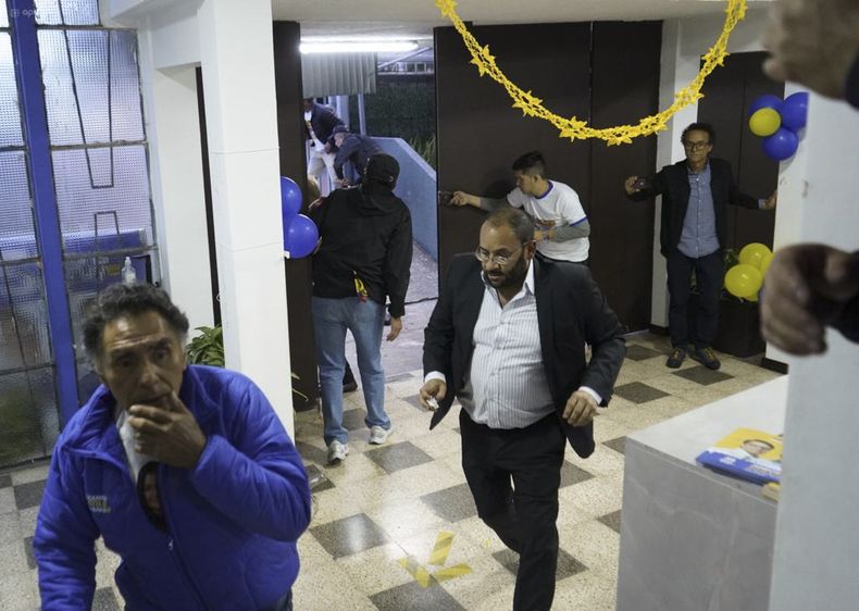 Personas huyen a la carrera tras el ataque a tiros que mató al aspirante a la salida de un mítin electoral en un colegio en Quito, Ecuador, el miércoles 9 de agosto de 2023. (API vía AP)