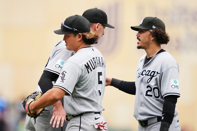 El lanzador de los Medias Blancas de Chicago, Bryan Hudson (izquierda), el primera base Munetaka Murakami (5) y el tercera base Miguel Vargas (20) celebran tras ganar un partido de béisbol contra los Mellizos de Minnesota, el sábado 29 de agosto de 2026, en Minneapolis. (Foto AP/Ellen Schmidt)