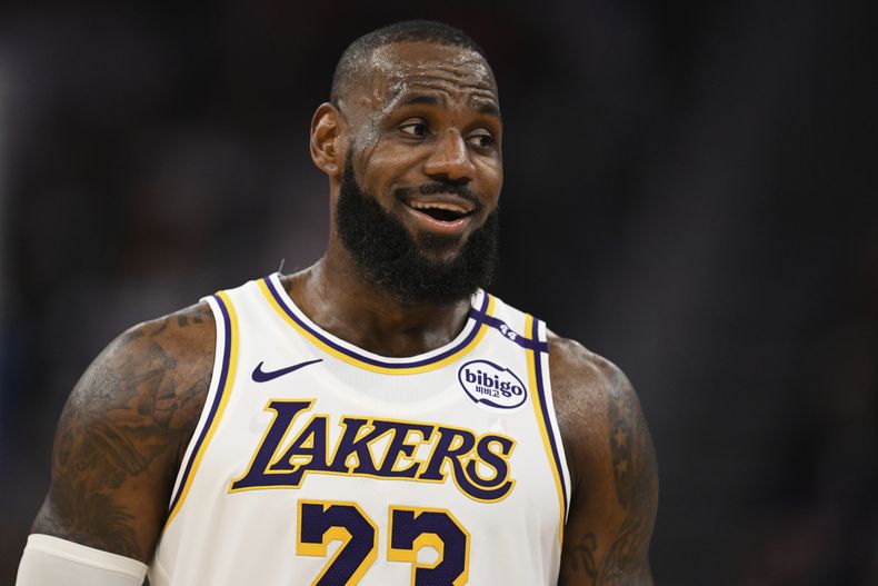 El alero de los Lakers de Los Ángeles LeBron James en el encuentro ante los Warriors de Golden State el miércoles 25 de diciembre del 2024. (AP Foto/Eakin Howard)
