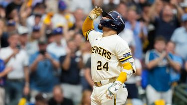 William Contreras, de los Cerveceros de Milwaukee, celebra su cuadrangular solitario durante la quinta entrada del Juego 2 de la Serie de Campeonato de la Liga Nacional contra los Dodgers de Los Ángeles, el lunes 12 de octubre de 2026, en Milwaukee. (AP Foto/Ashley Landis)