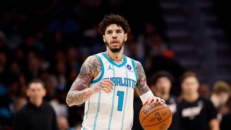 ARCHIVO - Foto del 14 de abril del 2026, el base de los Hornets de Charlotte LaMelo Ball avanza con el balón en el encuentro ante el Heat de Miami. (AP Foto/Nell Redmond, Archivo)