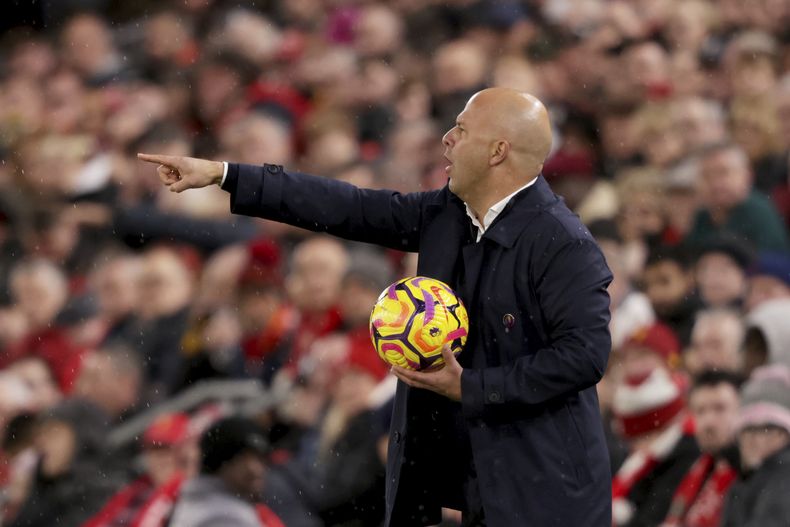 El técnico de Liverpool Arne Slot durante el partido contra el Manchester City en la Liga Premier, el domingo 1 de diciembre de 2024. (AP Foto/Ian Hodgson)
