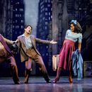 En esta imagen proporcionada por Polk & Co. Clyde Alves, de izquierda a derecha, Colton Ryan, y Anna Uzele durante una función de New York, New York. (Paul Kolnik/Polk & Co. vía AP)