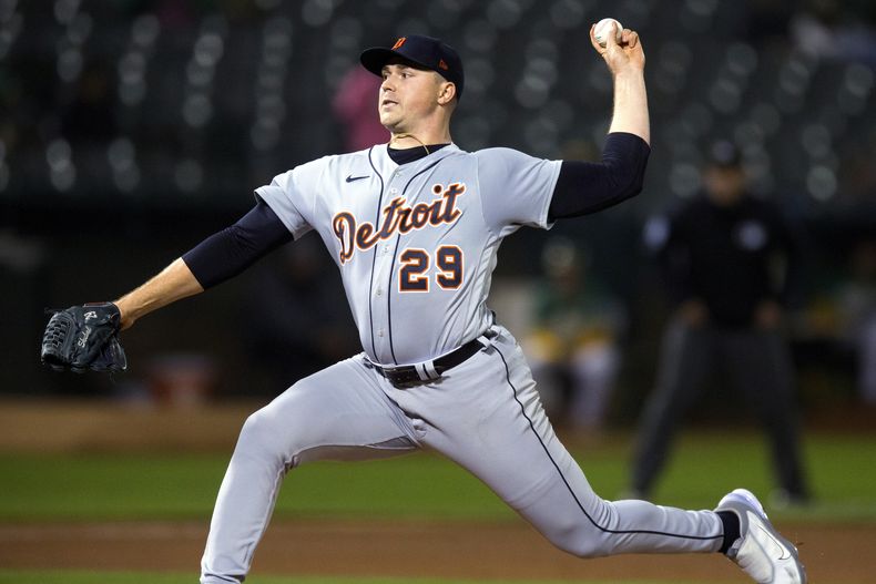 Tarik Skubal, abridor de los Tigres de Detroit, hace un lanzamiento en el encuentro del jueves 21 de septiembre de 2023, ante los Atléticos de Oakland (AP Foto/D. Ross Cameron)