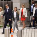 Hunter Biden, hijo del presidente Joe Biden, acompañado de su madre, la primera dama, Jill Biden, y su esposa, Melissa Cohen Biden, sale del tribunal federal tras escuchar el veredicto, el martes11 de junio de 2024, en Wilmington, Delaware. (AP Foto/Matt Slocum)
