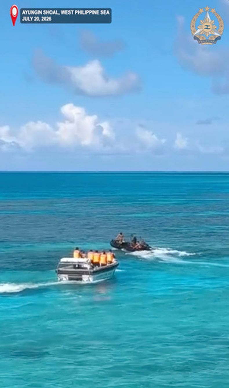 En esta foto extraída de un video de las Fuerzas Armadas de Filipinas, guardacostas chinos, a la izquierda, en una lancha a motor, persiguen a personal de la Armada filipina en un bote hinchable en el banco de arena Second Thomas, conocido localmente como Ayungin, en el disputado mar de China Meridional el lunes 20 de julio de 2026. (Fuerzas Armadas de Filipinas via AP)
