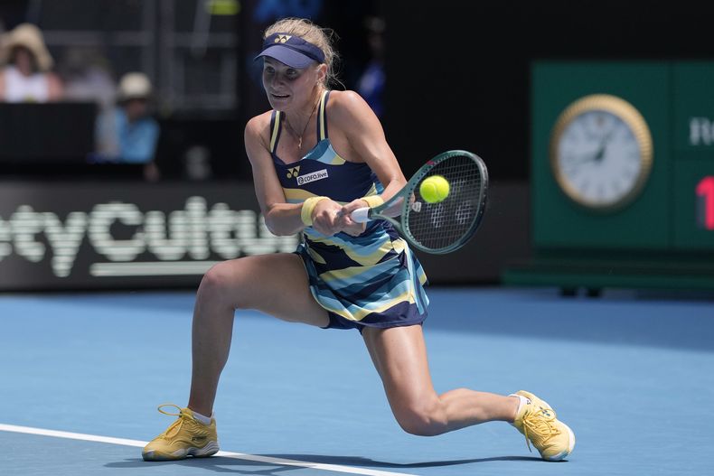 La ucraniana Dayana Yastremska realiza una devolución a Emma Navarro de los Estados Unidos durante su enfrentamiento de la tercera ronda en el Abierto de Australia, en Melbourne Park, Melbourne, Australia, el sábado 20 de enero de 2024. (AP Foto/Louise Delmotte)