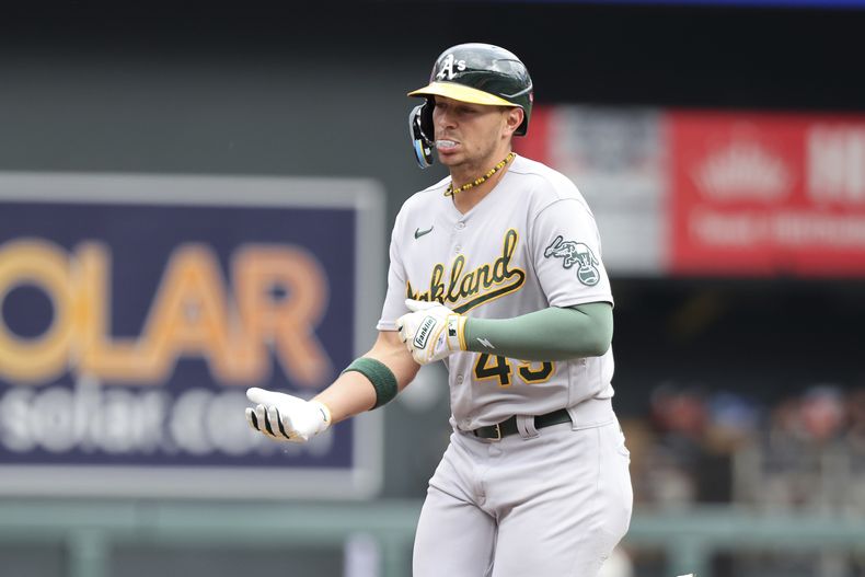 Ryan Noda de los Atléticos de Oakland recorre las bases tras batear un jonrón ante los Mellizos de Minnesota, el jueves 28 de septiembre de 2023, en Minneapolis. (AP Foto/Andy Clayton-King)