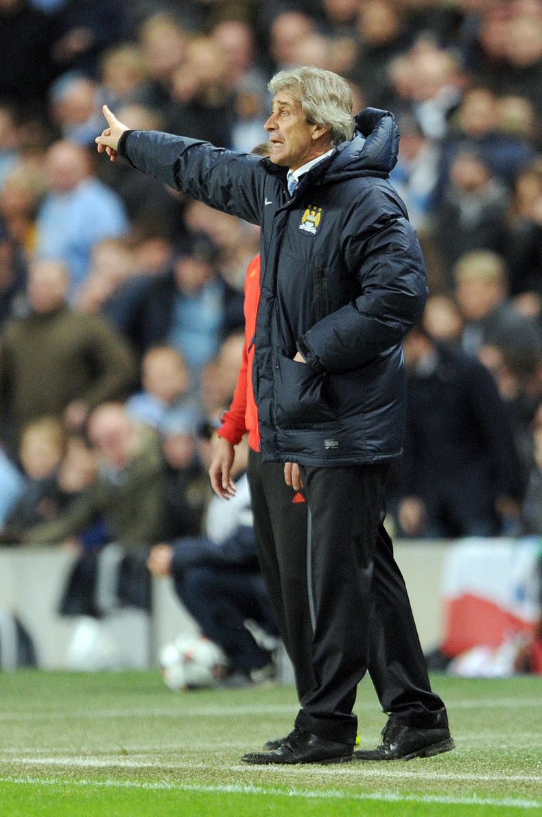 El t&eacute;cnico de Manchester City, Manuel Pellegrini, imparte instrucciones durante un partido contra Barcelona por la Liga de Campeones el martes, 18 de febrero de 2014, en Manchester, Inglaterra.  (AP Photo/Clint Hughes)