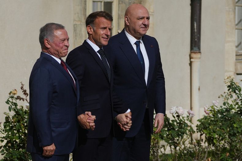 El presidente francés Emmanuel Macron (cent), con el rey jordano Abdula II (izq) y el presidente libanés Joseph Aoun posan antes de una reunión en el Hotel des Invalides en París el 17 de septiembre del 2026. (AP foto/Thibault Camus)