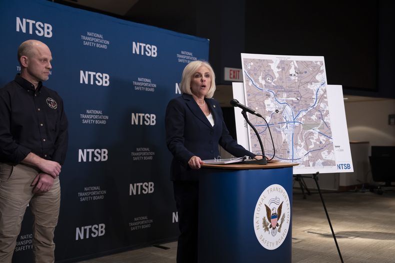 La presidenta de la Junta Nacional de Seguridad en el Transporte (NTSB), Jennifer Homendy, acompañada por el investigador a cargo, Brice Banning, a la izquierda, habla sobre la reciente colisión en pleno vuelo de un vuelo de American Airlines y un helicóptero Black Hawk cerca del Aeropuerto Nacional Ronald Reagan de Washington, en una rueda de prensa en Washington, el martes 11 de marzo de 2025. (AP foto/Ben Curtis)