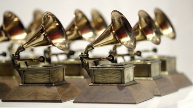 ARCHIVO - Los premios Grammy se exhiben en el Grammy Museum Experience en Prudential Center en Newark, Nueva Jersey, el 10 de octubre de 2017. (Foto AP/Julio Cortez, archivo)