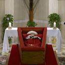 El cuerpo del papa Francisco yace en su capilla privada en el Vaticano, el lunes 21 de abril de 2025. (Vatican Media via AP, HO)