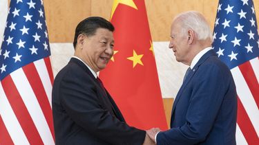 ARCHIVO - El presidente estadounidense Joe Biden, derecha, y su homólogo chino Xi Jinping se saludan antes de una reunión en el marco de la cumbre del G-20, el 14 de noviembre de 2022, en Bali, Indonesia. (AP Foto/Alex Brandon, archivo)