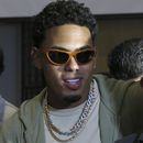 El cantante puertorriqueño Myke Towers posa para retratos con fans después de una coinferencia de prensa en la Ciudad de México el lunes 21 de agosto de 2023. (Foto AP/Berenice Bautista)