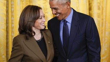 ARCHIVO - El expresidente de Estados Unidos Barack Obama habla con la vicepresidenta, Kamala Harris, durante un acto relacionado con la Ley de Cuidado de Salud Asequible en la Sala Este de la Casa Blanca en Washington, el 5 de abril de 2022. (AP Foto/Carolyn Kaster, Archivo)