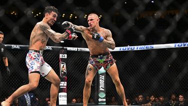 Dustin Poirier, a la derecha, golpea a Max Holloway en una pelea por el título de peso ligero en UFC 318 en Nueva Orleans, Luisiana, el sábado 19 de julio de 2025. (Foto AP/Ella Hall)