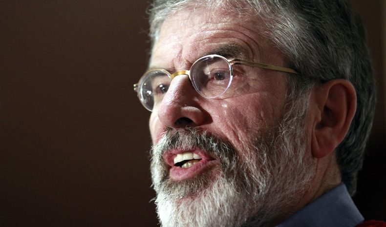 Gerry Adams, presidente de Sinn Fein, habla a los medios en el Hotel Stormont, en Belfast, Irlanda del Norte, el martes 31 de diciembre de 2013. Las negociaciones no han logrado generar una acuerdo sobre temas clave, como el uso de banderas y desfiles, qu