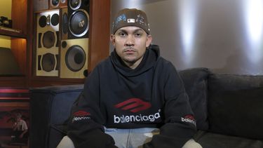 El DJ puertorriqueño y productor Tainy, cuyo más reciente álbum es DATA, posa para un retrato durante una entrevista en la Ciudad de México el 3 de julio de 2023. (Foto AP/Berenice Bautista)