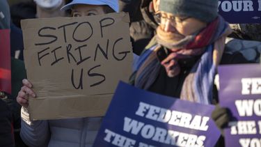 ARCHIVO - Manifestantes realizan una protesta en apoyo a empleados federales en el exterior del Departamento de Salud y Servicios Humanos, el 14 de febrero de 2025, en Washington. (AP Foto/Mark Schiefelbein, archivo)