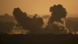 Una columna de humo se eleva al cielo desde el lugar alcanzado por un bombardeo israelí en el norte de Gaza, visto desde el sur de Israel, el 8 de julio de 2025. (AP Foto/Leo Correa)