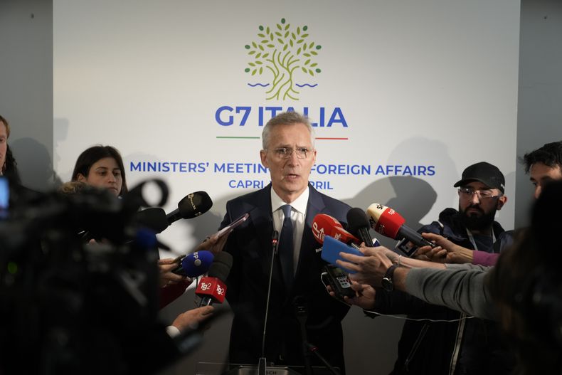 El secretario general de la OTAN, Jens Stoltenberg, habla con reporteros en el centro turístico isleño de Capri, Italia, el jueves 18 de abril de 2024, donde asiste a una reunión de ministros de relaciones exteriores del G7. (AP Foto/Gregorio Borgia)
