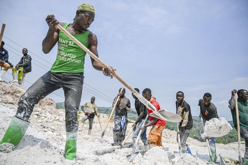 Mineros trabajan en la cantera de coltán D4 Gakombe el viernes 9 de mayo de 2025, en Rubaya, República Democrática del Congo. (AP Foto/Moses Sawasawa)
