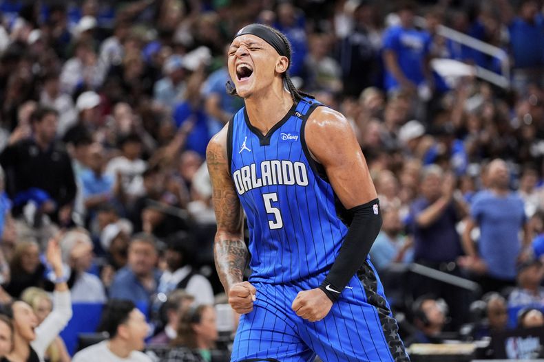ARCHIVO - Paolo Banchero, del Magic de Orlando, celebra un triple frente a los Celtics de Boston durante la primera mitad del tercer juego de la serie de primera ronda de playoffs de la NBA, el 25 de abril de 2025, en Orlando, Florida. (AP Foto/John Raoux, Archivo)