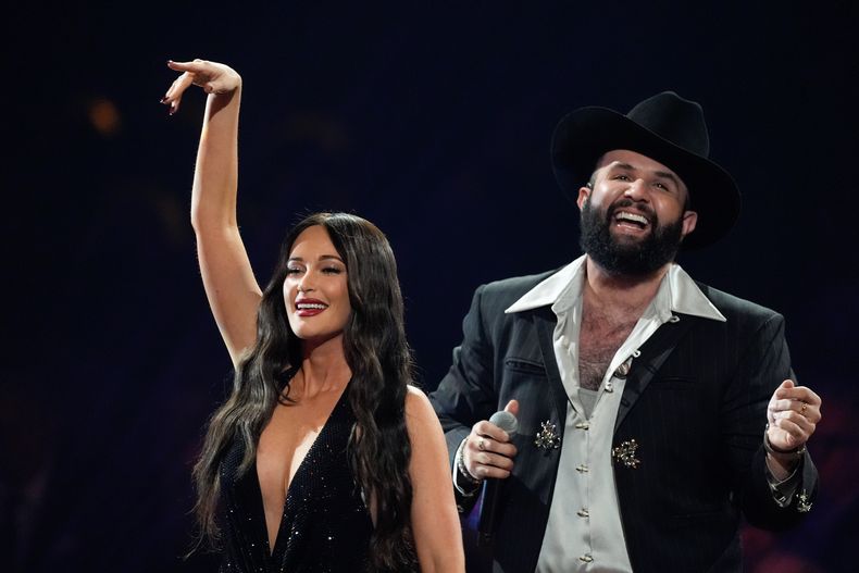 Kacey Musgraves, a la izquierda, y Carin Leon actúan durante los Latin Grammy 2025 el jueves 13 de noviembre de 2025 en el MGM Grand de Las Vegas. (Foto AP/Chris Pizzello)