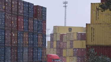 Contenedores de envío en el Atlantic Hub, en Halifax, Canadá, el 3 de febrero de 2025, un día antes de los aranceles impuestos por el presidente de EEUU, Donald Trump, contra Canadá. (Darren Calabrese/The Canadian Press vía AP)