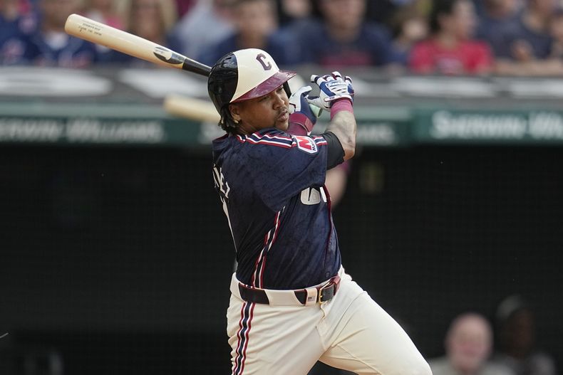 José Ramírez, de los Guardianes de Cleveland, en la primera entrada de un juego contra los Gigantes de San Francisco, el viernes 5 de julio de 2024, en Cleveland. (AP Foto/Sue Ogrocki)