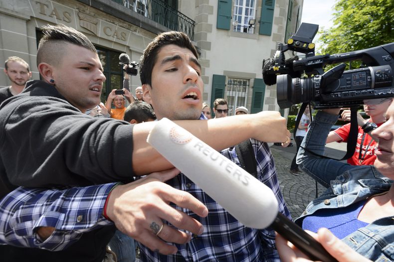 El atacante uruguayo del Barcelona Luis Su&aacute;rez habla con medios de comunicaci&oacute;n a su salida de una audiencia en el Tribunal de Arbitraje Deportivo el viernes 8 de agosto de 2014 en Lausana, Suiza. (Foto de AP/Keystone, Laurent Gillieron)