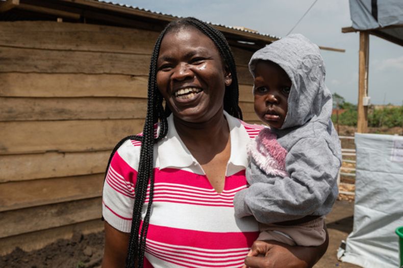 Kahindo Mireille Pierrette, una sobreviviente de ébola, posa con su bebé de 16 meses, luego que fueron declarados libre de ébola y dados de alta del Centro de Tratamiento Rwampara en Ituri, República Democrática del Congo, el 16 de junio del 2026. (AP foto/Moses Sawasawa)